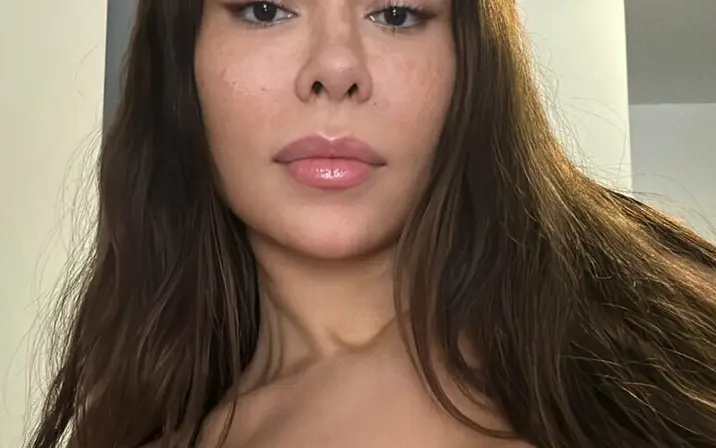 Avatar of Brunette Bombshell / dreamybabyyx / maria.aevv