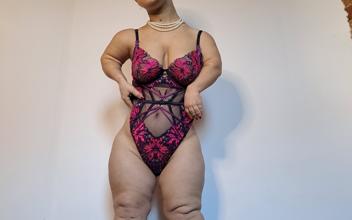 Avatar of asliceofcait / Britain&#039;s smallest glamour model