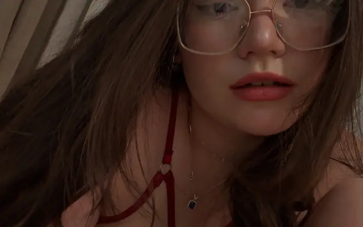 Avatar of hi, help me with this girl? Silvana Rincón @silvblossom