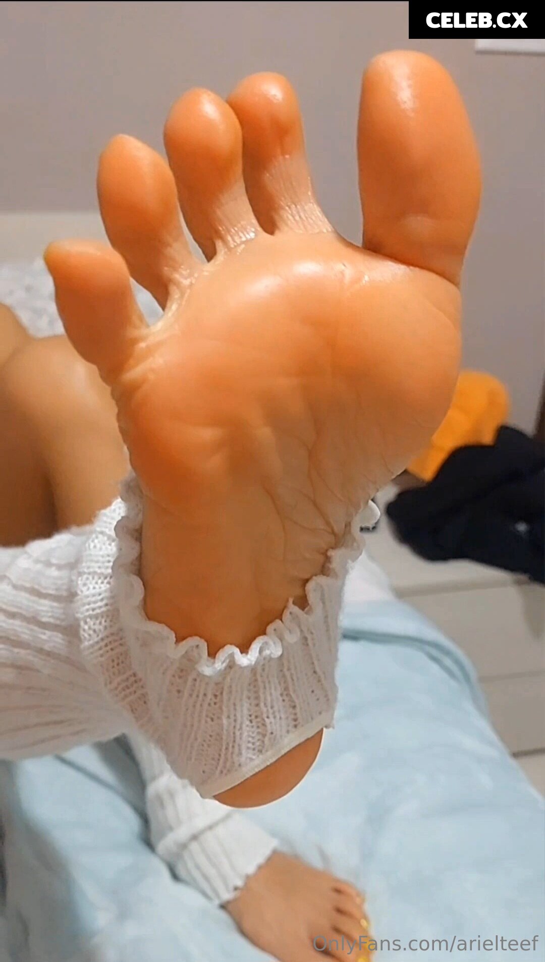Ariel Feet Image 6687610