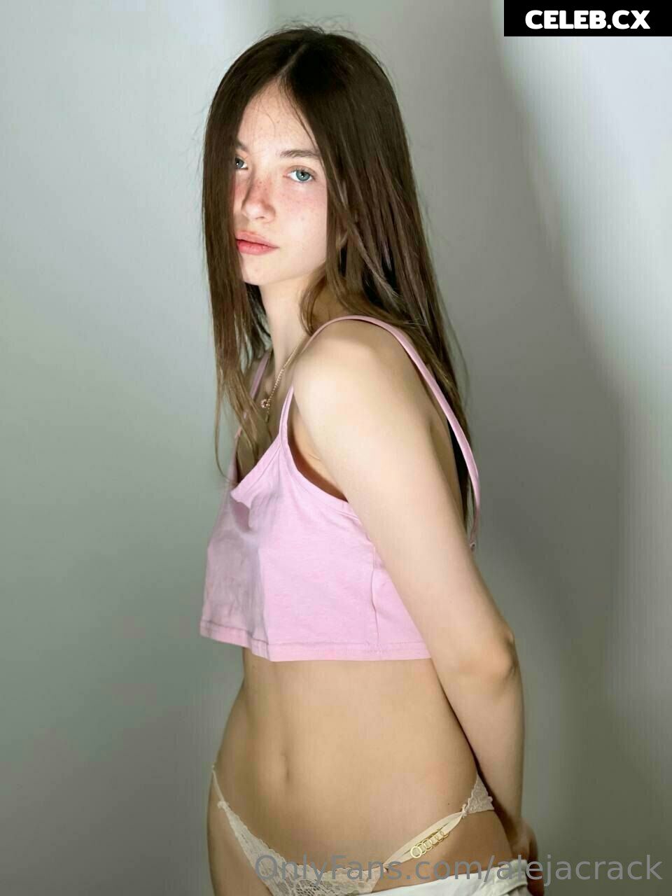 Aleja Crack Image 6717504