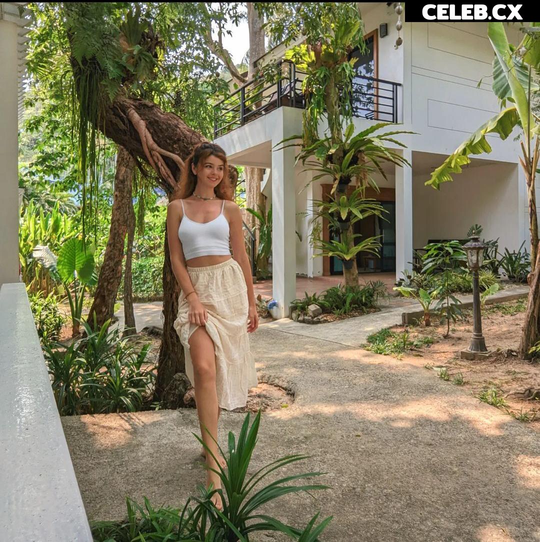 Chloe Lockley Image 4360728