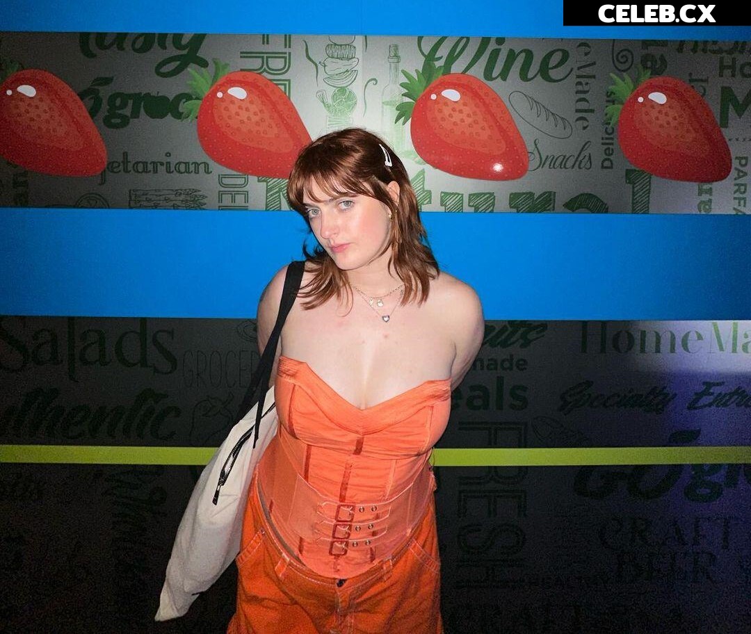 Chloe Troast Image 4440575