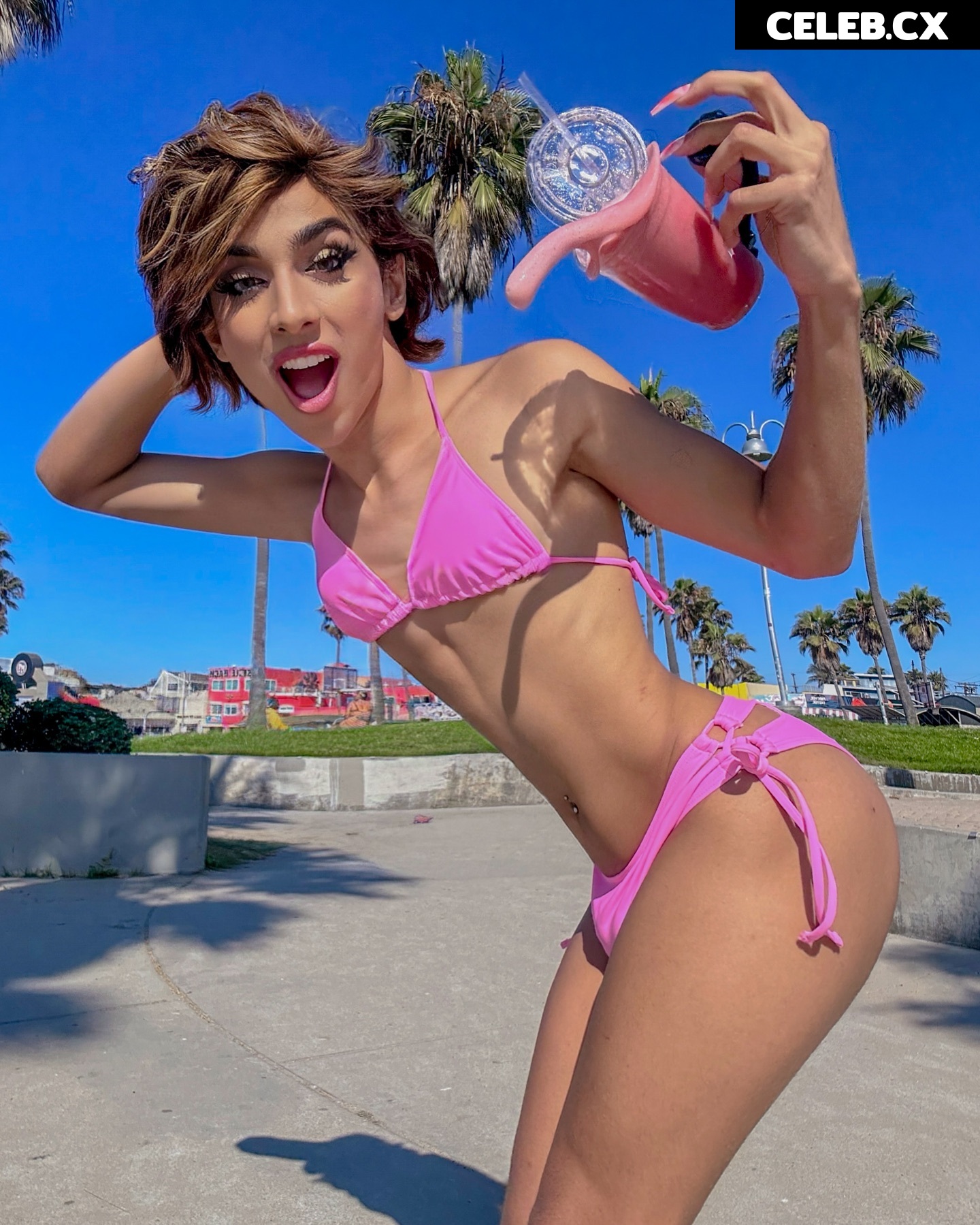 Alex Fox Image 7617987