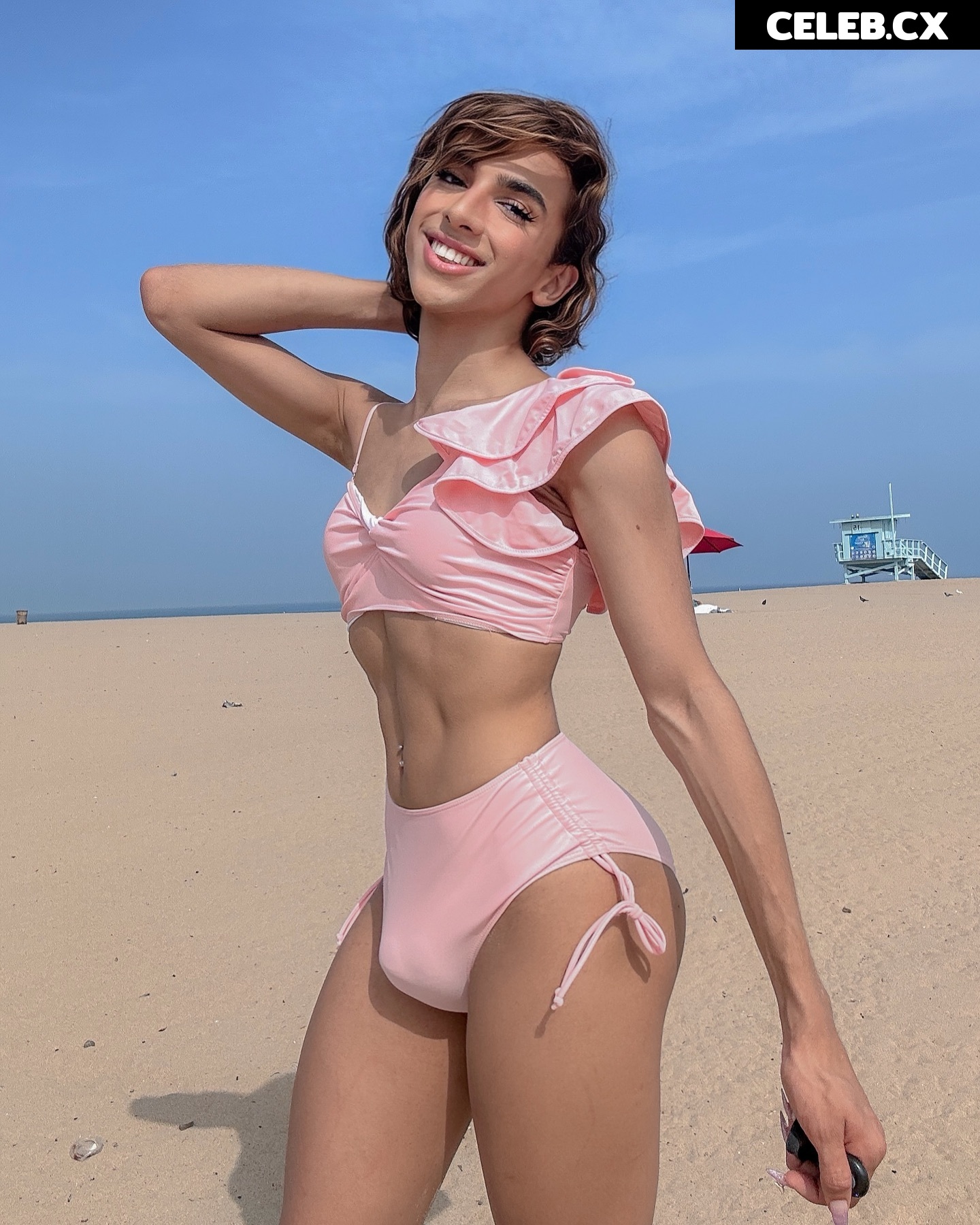Alex Fox Image 7618008