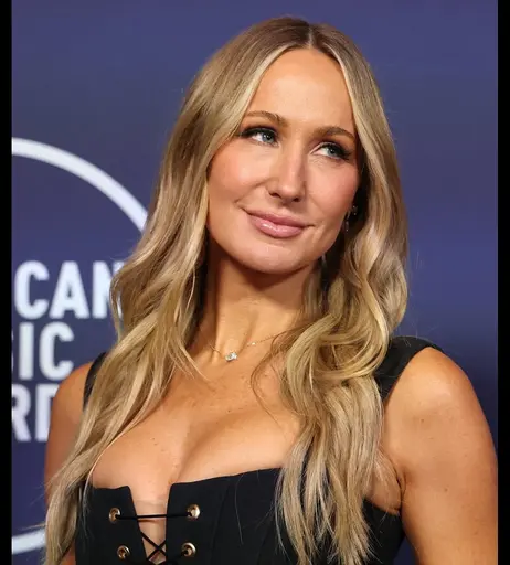 Image 8789368 from Nikki Glaser