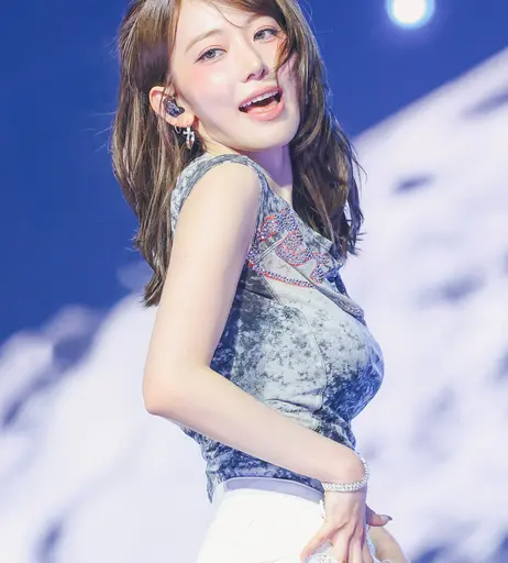 Image 8788213 from Sakura Miyawaki 宮脇 咲良 | LESSERAFIM