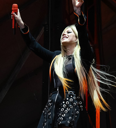 Image 8014902 from Avril Lavigne