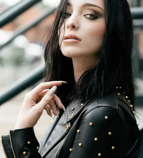 Image 4458661 from Emma Dumont
