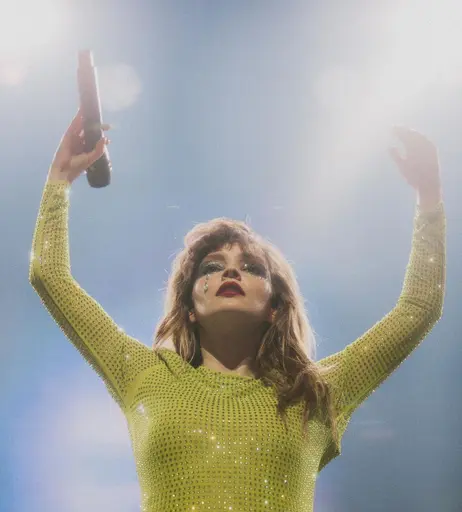 Image 7177660 from Lauren Mayberry (Singer)